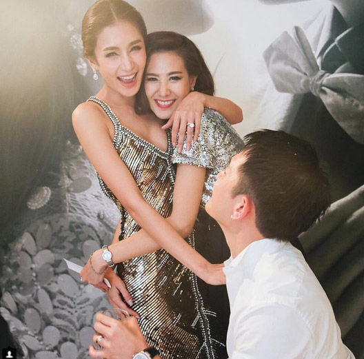 Mỹ nhân đẹp nhất nhì Thái Lan đeo nhẫn kim cương 5 carat, thay 6 bộ váy đắt đỏ trong đám cưới triệu đô - Ảnh 31.