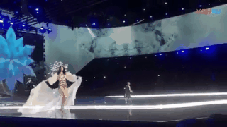 Trước Ming Xi, cũng từng có người mẫu suýt ngã hay tuột giày trong show diễn Victorias Secret - Ảnh 1. Trước Ming Xi, cũng từng có người mẫu suýt ngã hay tuột giày trong show diễn Victorias Secret - Ảnh 1.