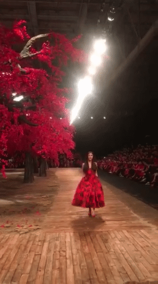 HOT: Lâu lắm mới xuất hiện mà Hà Tăng vẫn catwalk xuất thần thế này đây! - Ảnh 3. HOT: Lâu lắm mới xuất hiện mà Hà Tăng vẫn catwalk xuất thần thế này đây! - Ảnh 3.