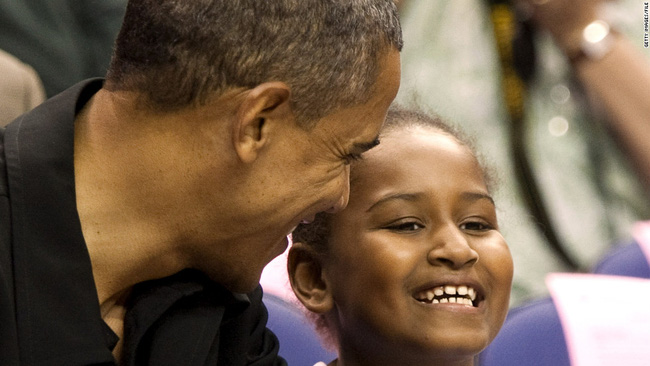 2 công chúa nhà Obama đã trưởng thành và xinh đẹp hơn rất nhiều sau 8 năm ở Nhà Trắng - Ảnh 11.