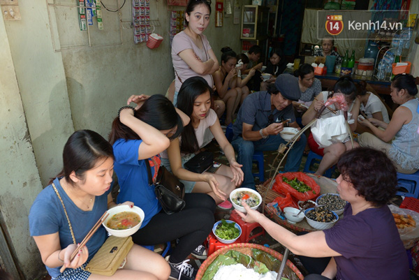 Có gì ở những hàng quán vỉa hè Hà Nội suốt hàng chục năm vẫn không ngớt khách? - Ảnh 12.