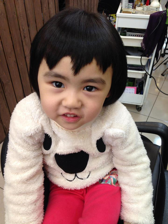 Bị mẹ ngăn cản, cô bé 5 tuổi vẫn kiên quyết cắt tóc răng cưa để giống thần tượng Maruko - Ảnh 18.