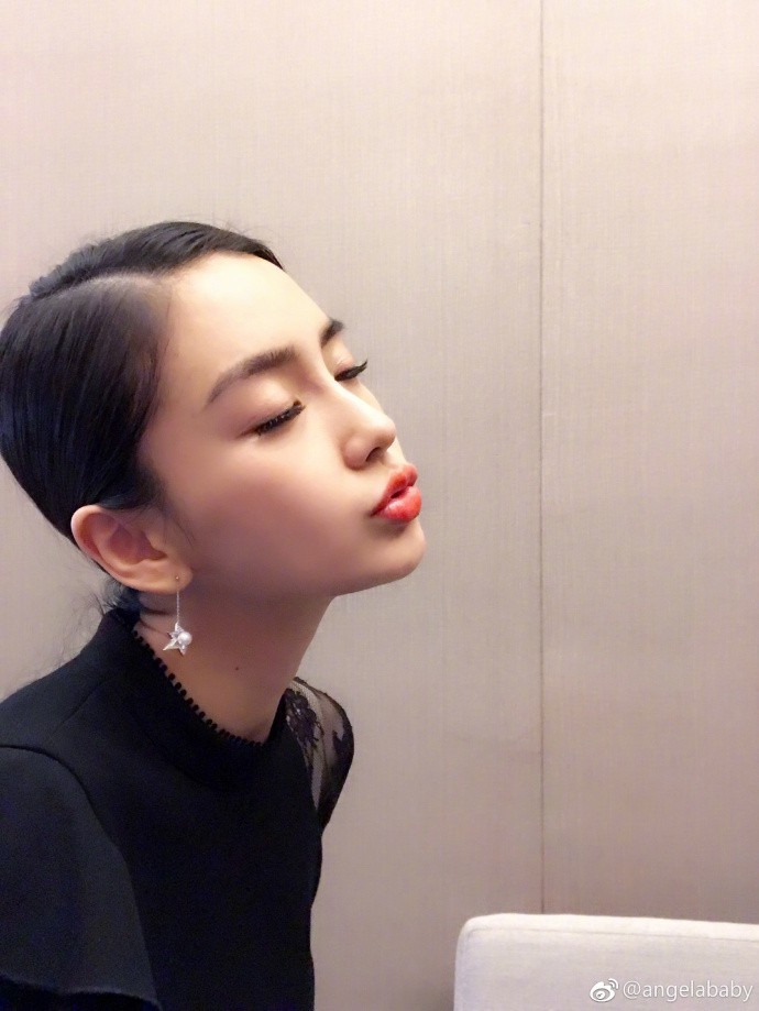 Nhờ Phạm Băng Băng, Dương Mịch và Angela Baby lăng xê mà 6 món sản phẩm này được thi nhau tìm mua trong năm 2017 - Ảnh 18. Nhờ Phạm Băng Băng, Dương Mịch và Angela Baby lăng xê mà 6 món sản phẩm này được thi nhau tìm mua trong năm 2017 - Ảnh 18.