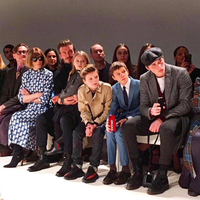 Beckham cùng các con nổi bật trên hàng ghế đầu show của Vic, xứng danh gia đình sành điệu nhất Hollywood - Ảnh 3.