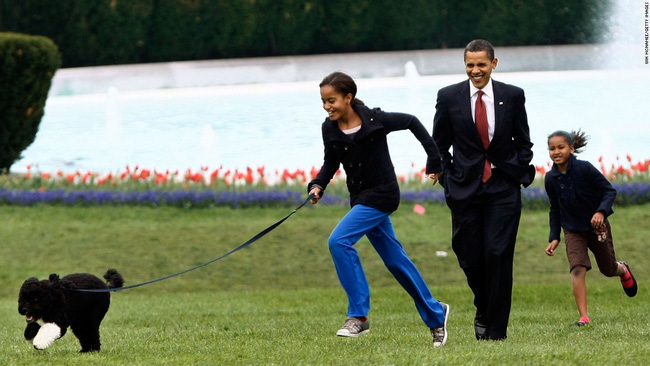 2 công chúa nhà Obama đã trưởng thành và xinh đẹp hơn rất nhiều sau 8 năm ở Nhà Trắng - Ảnh 4.