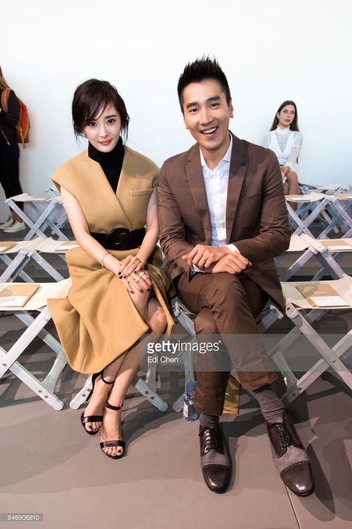 Dự show Michael Kors với tư cách đại sứ thương hiệu, Dương Mịch có phần lu mờ trước mỹ nhân Thái Lan Mai Davika - Ảnh 4. Dự show Michael Kors với tư cách đại sứ thương hiệu, Dương Mịch có phần lu mờ trước mỹ nhân Thái Lan Mai Davika - Ảnh 4.