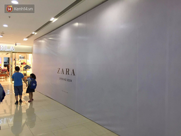 Zara treo biển Opening Soon to đùng tại Vincom Bà Triệu, ngày khai trương đến gần lắm rồi - Ảnh 4. Zara treo biển Opening Soon to đùng tại Vincom Bà Triệu, ngày khai trương đến gần lắm rồi - Ảnh 4.