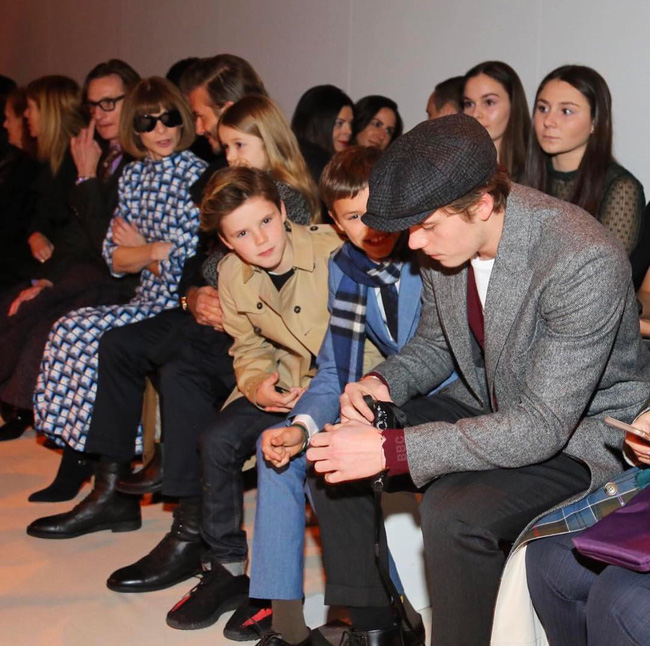 Beckham cùng các con nổi bật trên hàng ghế đầu show của Vic, xứng danh gia đình sành điệu nhất Hollywood - Ảnh 5.