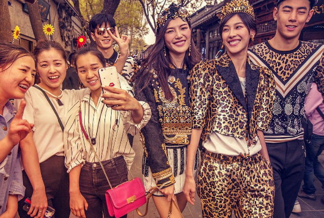 Dolce & Gabbana bị cư dân Trung Quốc chỉ trích vì bôi xấu hình ảnh quốc gia qua loạt hình mới nhất - Ảnh 5.