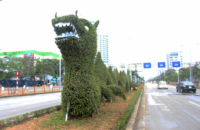 Trước khi được trang trí bằng hoa giả lên mình, phần cổ và đầu hai con rồng đã có vẻ