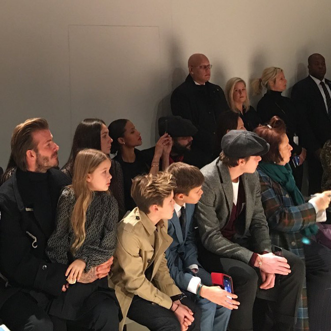 Beckham cùng các con nổi bật trên hàng ghế đầu show của Vic, xứng danh gia đình sành điệu nhất Hollywood - Ảnh 6.
