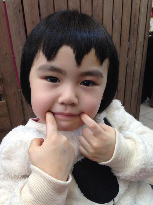 Bị mẹ ngăn cản, cô bé 5 tuổi vẫn kiên quyết cắt tóc răng cưa để giống thần tượng Maruko - Ảnh 7.