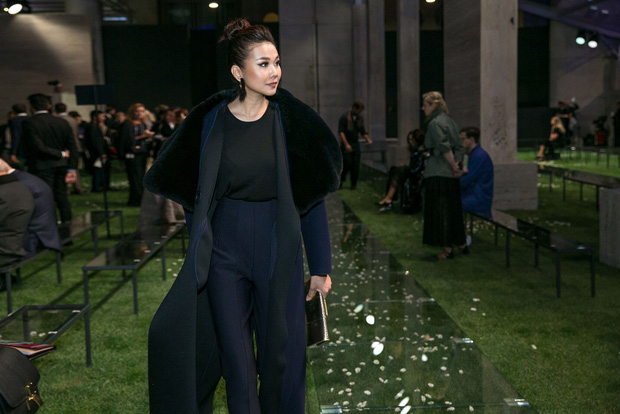 Không cầu kỳ lòe loẹt, Thanh Hằng kín như bưng ngồi ghế đầu show thời trang tại Milan Fashion Week - Ảnh 7.
