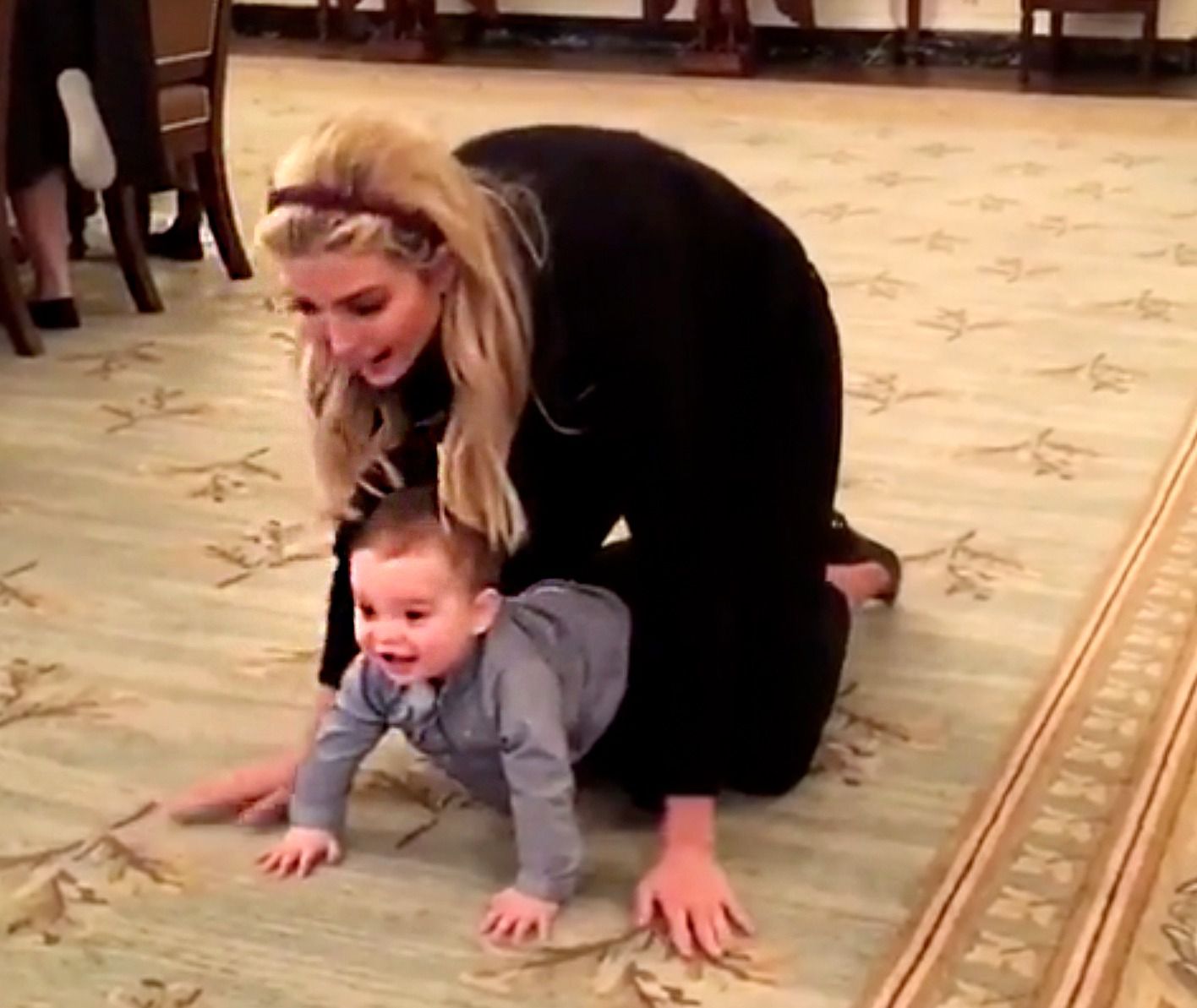 Con gái Trump đăng ảnh “trợ lý cá nhân” ngồi trên đùi - Ảnh 3. Con gái Trump đăng ảnh “trợ lý cá nhân” ngồi trên đùi - Ảnh 3.