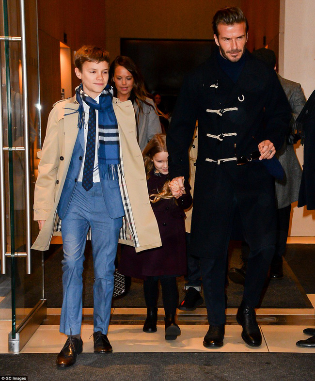 Beckham cùng các con nổi bật trên hàng ghế đầu show của Vic, xứng danh gia đình sành điệu nhất Hollywood - Ảnh 8.