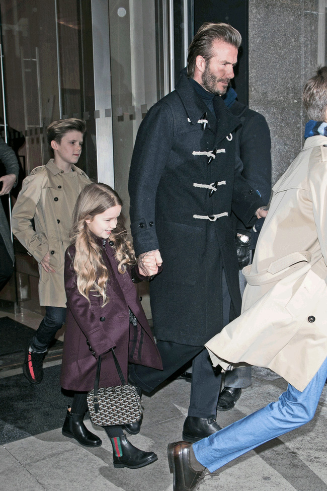 Beckham cùng các con nổi bật trên hàng ghế đầu show của Vic, xứng danh gia đình sành điệu nhất Hollywood - Ảnh 10.