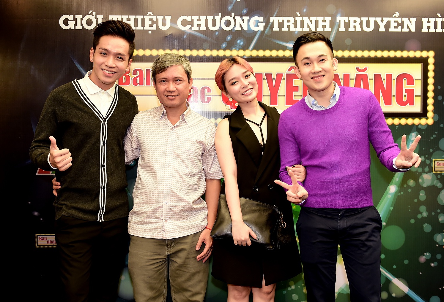 Phi Nhung diện cây hàng hiệu đỏ rực, dắt tay con gái nuôi đi làm giám khảo - Ảnh 10. Phi Nhung diện cây hàng hiệu đỏ rực, dắt tay con gái nuôi đi làm giám khảo - Ảnh 10.