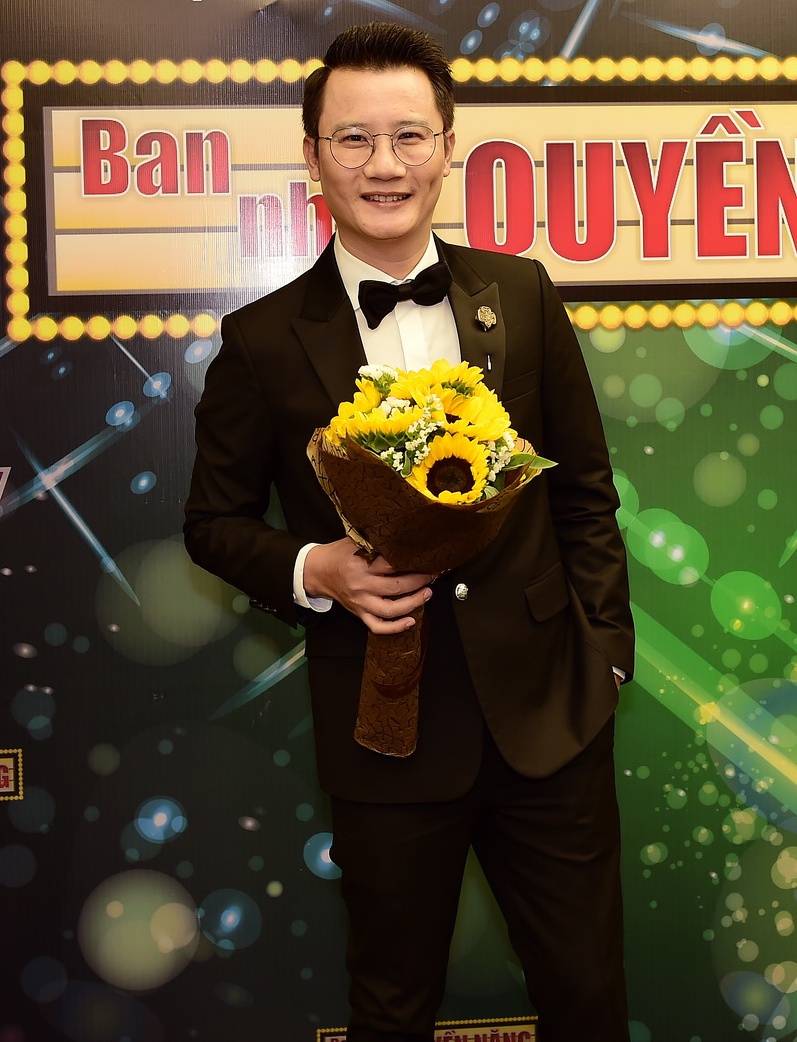 Phi Nhung diện cây hàng hiệu đỏ rực, dắt tay con gái nuôi đi làm giám khảo - Ảnh 7. Phi Nhung diện cây hàng hiệu đỏ rực, dắt tay con gái nuôi đi làm giám khảo - Ảnh 7.