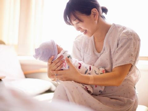Bác sĩ Y khoa cho biết, hầu hết các mẹ đang kiêng cữ sau sinh sai cách - Ảnh 2.