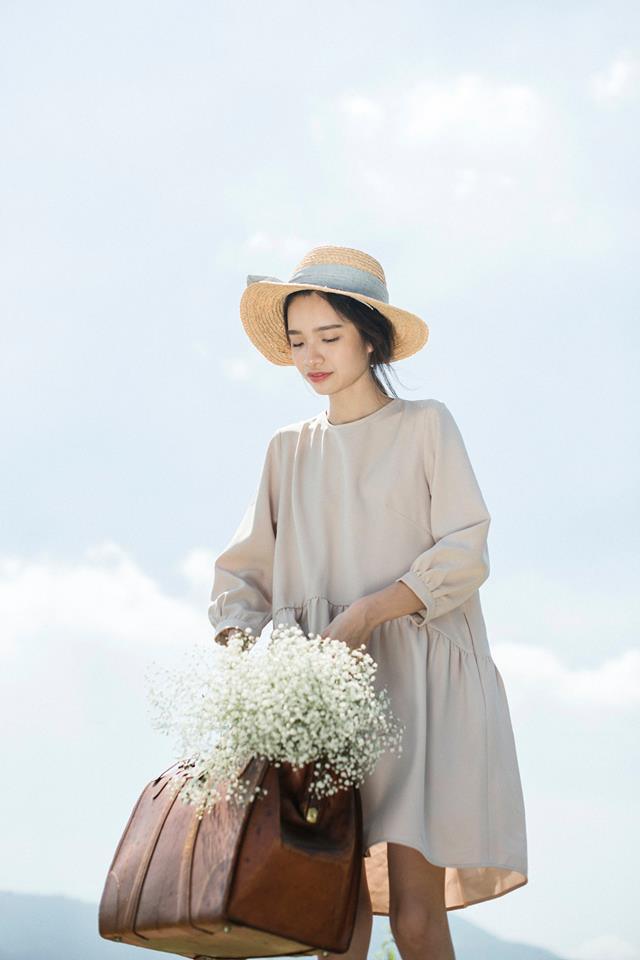Đón thu ngọt ngào cùng những thiết kế váy liền tay lỡ mà giá chưa đến 700 ngàn đến từ các thương hiệu Việt - Ảnh 2. Đón thu ngọt ngào cùng những thiết kế váy liền tay lỡ mà giá chưa đến 700 ngàn đến từ các thương hiệu Việt - Ảnh 2.