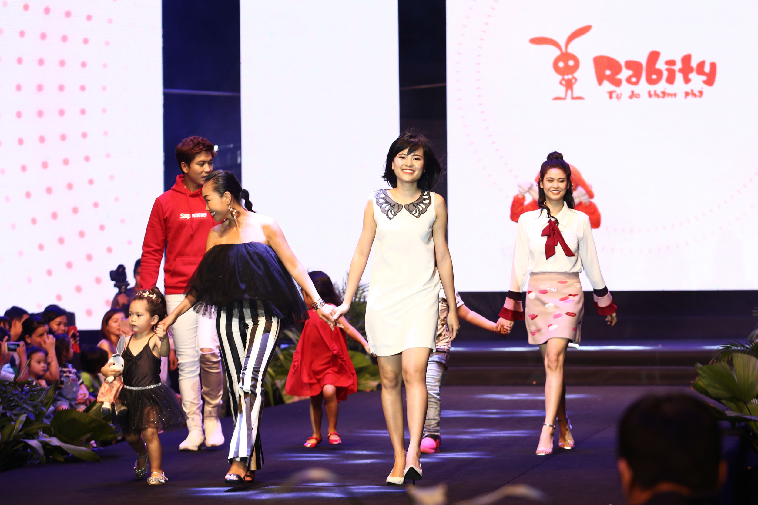 Loạt nhóc tì nhà sao Việt catwalk siêu tự tin cùng bố mẹ trên sàn diễn của Tuần lễ thời trang - Ảnh 16. Loạt nhóc tì nhà sao Việt catwalk siêu tự tin cùng bố mẹ trên sàn diễn của Tuần lễ thời trang - Ảnh 16.