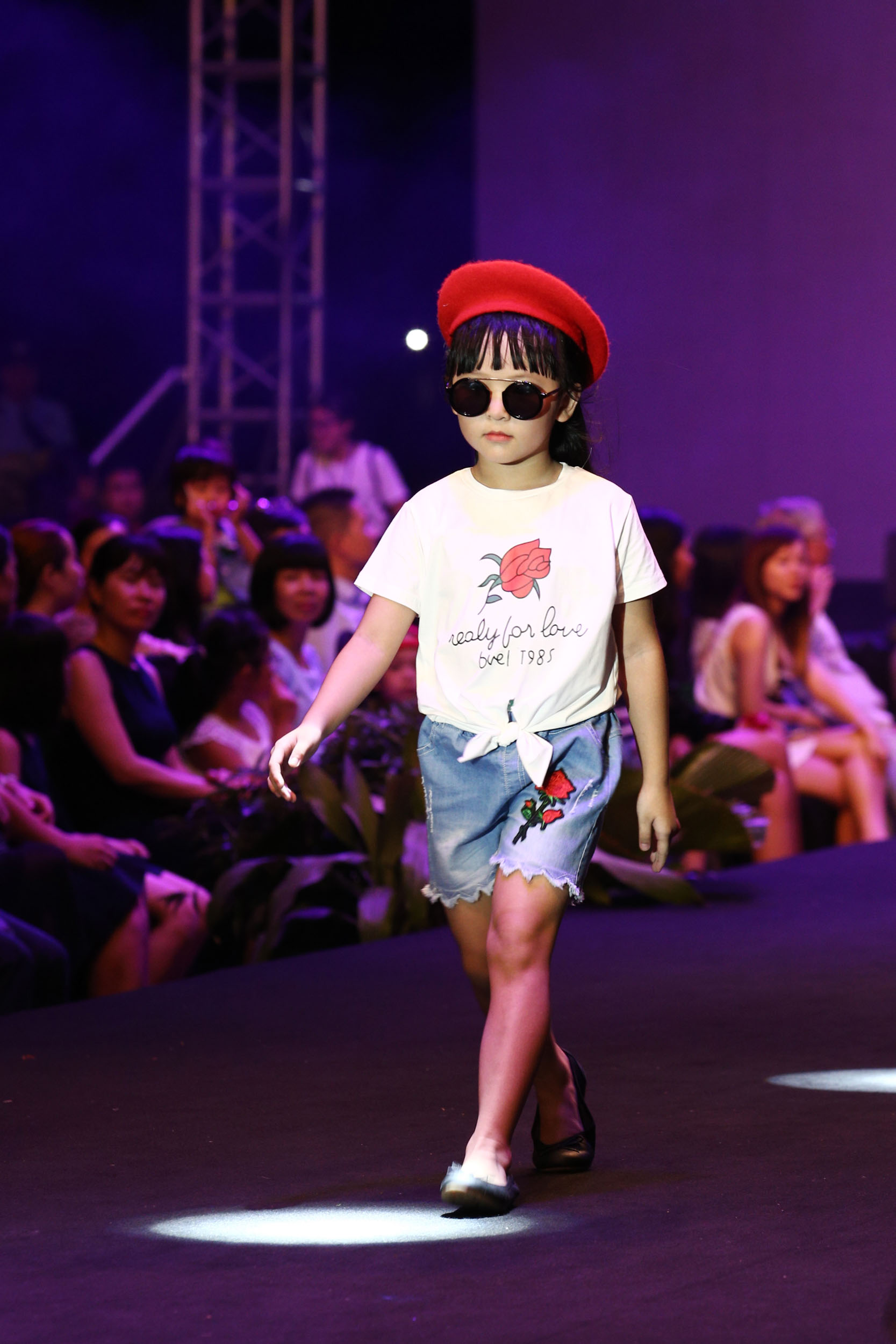 Loạt nhóc tì nhà sao Việt catwalk siêu tự tin cùng bố mẹ trên sàn diễn của Tuần lễ thời trang - Ảnh 6. Loạt nhóc tì nhà sao Việt catwalk siêu tự tin cùng bố mẹ trên sàn diễn của Tuần lễ thời trang - Ảnh 6.