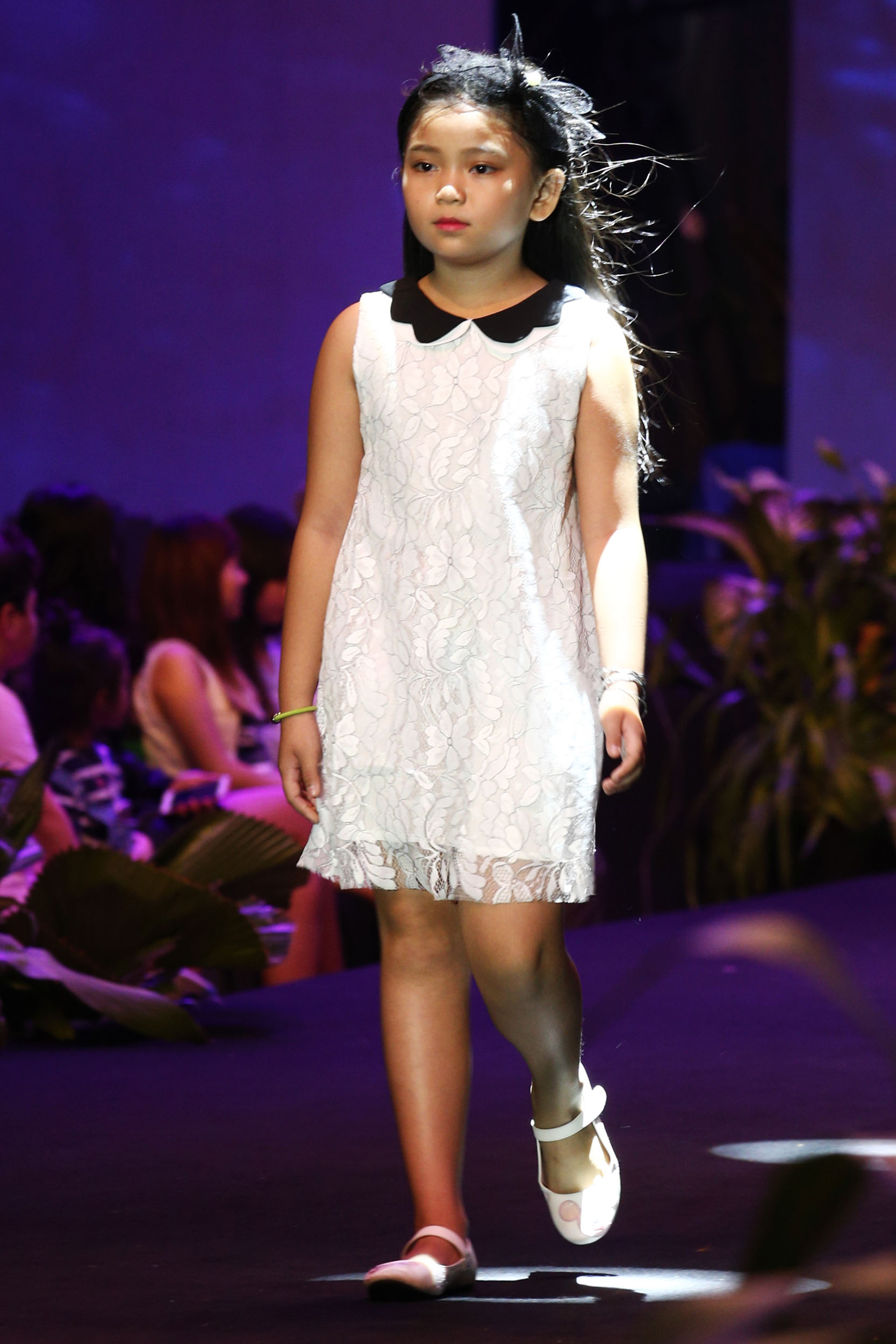 Loạt nhóc tì nhà sao Việt catwalk siêu tự tin cùng bố mẹ trên sàn diễn của Tuần lễ thời trang - Ảnh 10. Loạt nhóc tì nhà sao Việt catwalk siêu tự tin cùng bố mẹ trên sàn diễn của Tuần lễ thời trang - Ảnh 10.