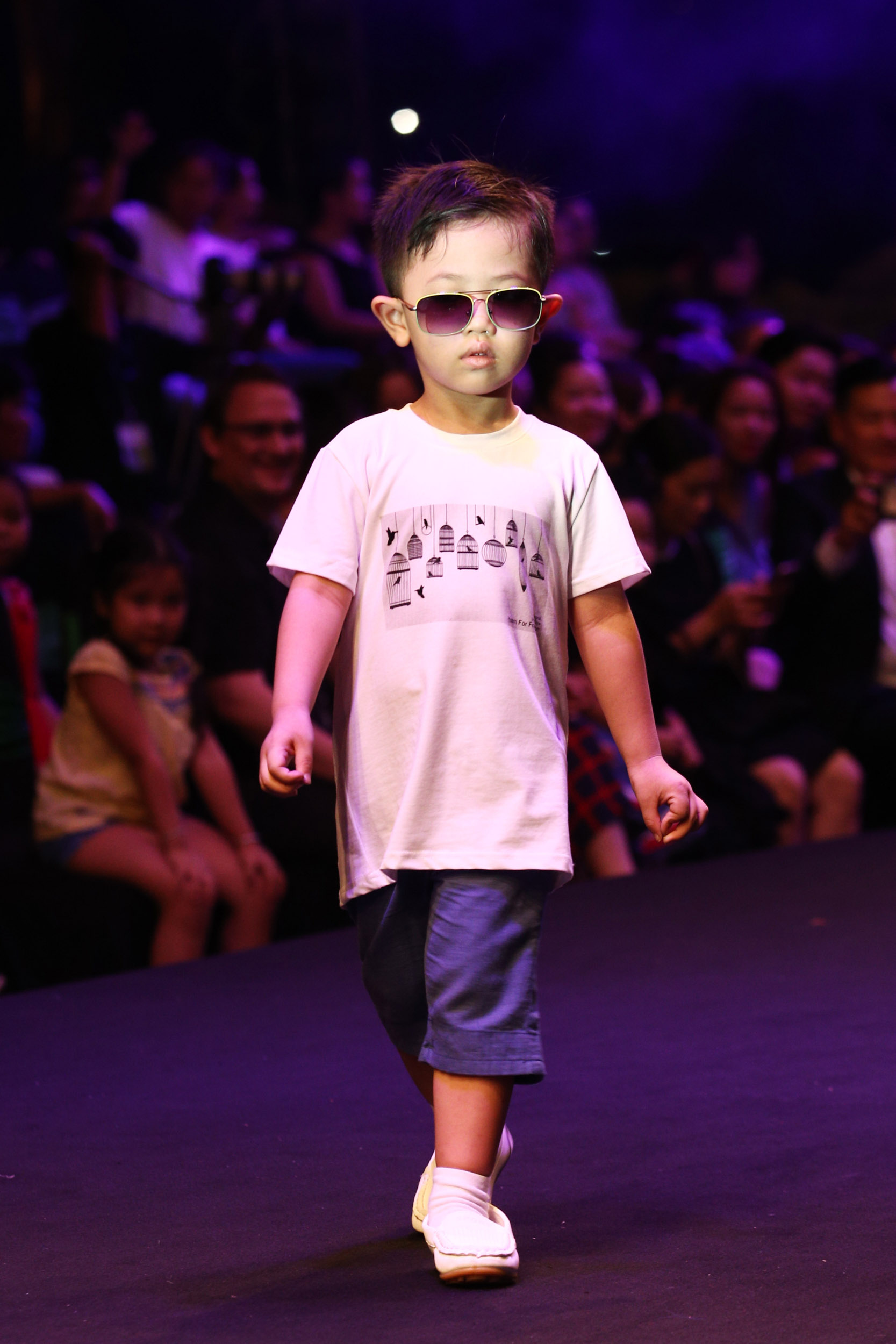 Loạt nhóc tì nhà sao Việt catwalk siêu tự tin cùng bố mẹ trên sàn diễn của Tuần lễ thời trang - Ảnh 12. Loạt nhóc tì nhà sao Việt catwalk siêu tự tin cùng bố mẹ trên sàn diễn của Tuần lễ thời trang - Ảnh 12.