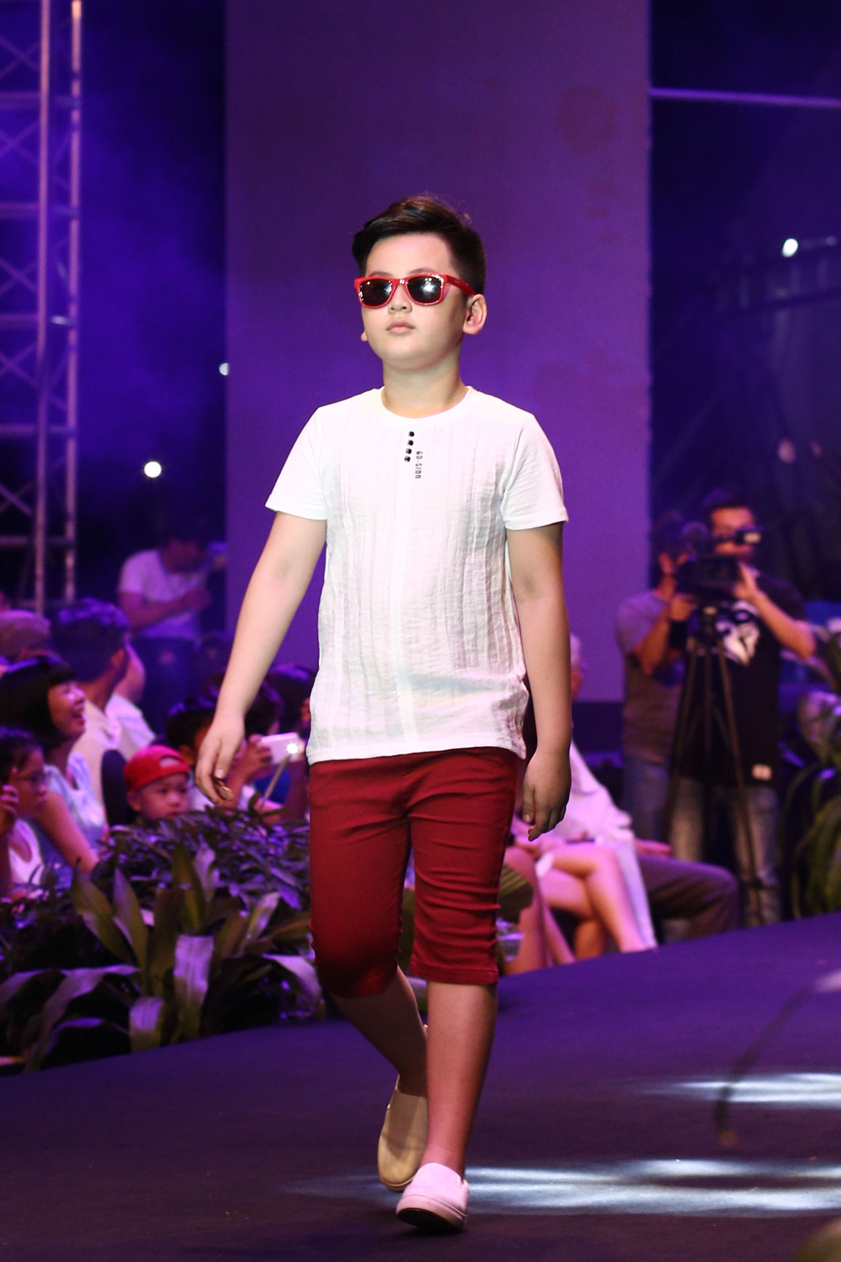 Loạt nhóc tì nhà sao Việt catwalk siêu tự tin cùng bố mẹ trên sàn diễn của Tuần lễ thời trang - Ảnh 13. Loạt nhóc tì nhà sao Việt catwalk siêu tự tin cùng bố mẹ trên sàn diễn của Tuần lễ thời trang - Ảnh 13.