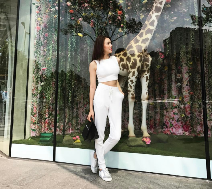 Hơn nhau có 1 tuổi, Kỳ Duyên chọn cây đen già dặn còn Angela Phương Trinh vẫn nhí nhảnh trong street style tuần qua - Ảnh 17. Hơn nhau có 1 tuổi, Kỳ Duyên chọn cây đen già dặn còn Angela Phương Trinh vẫn nhí nhảnh trong street style tuần qua - Ảnh 17.