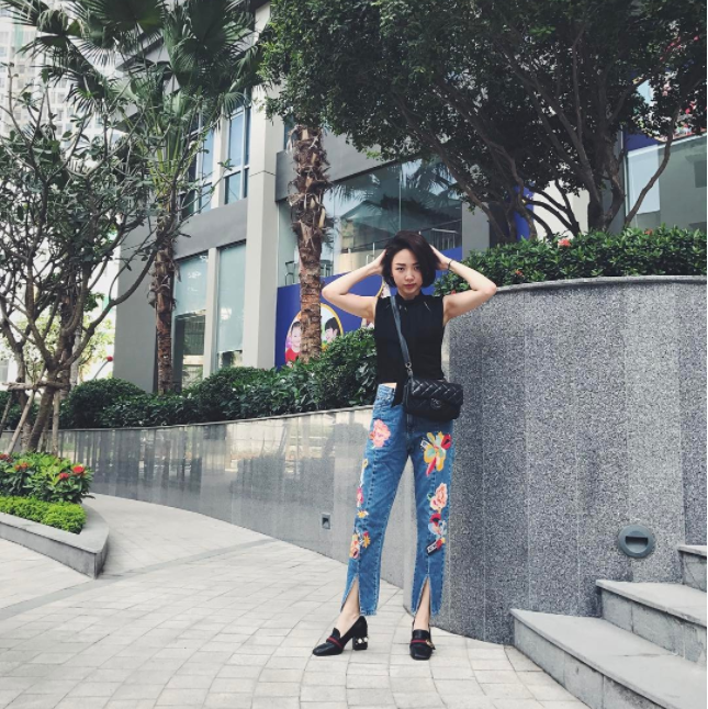 Hơn nhau có 1 tuổi, nhưng Kỳ Duyên chọn cây đen già dặn còn Angela Phương Trinh vẫn nhí nhảnh trong street style tuần qua - Ảnh 13.