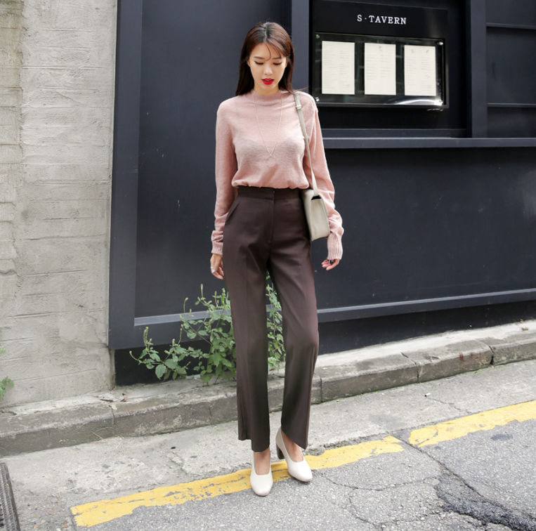Diện quần dài vào mủa nắng nóng sẽ không còn là nỗi ám ảnh nhờ những mẫu quần jeans, quần vải này - Ảnh 11. Diện quần dài vào mủa nắng nóng sẽ không còn là nỗi ám ảnh nhờ những mẫu quần jeans, quần vải này - Ảnh 11.