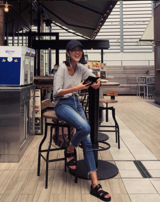 Một cô nàng chỉ chuyên mặc áo phông thế mà vẫn đẹp xuất sắc - Ảnh 7. Một cô nàng chỉ chuyên mặc áo phông thế mà vẫn đẹp xuất sắc - Ảnh 7.