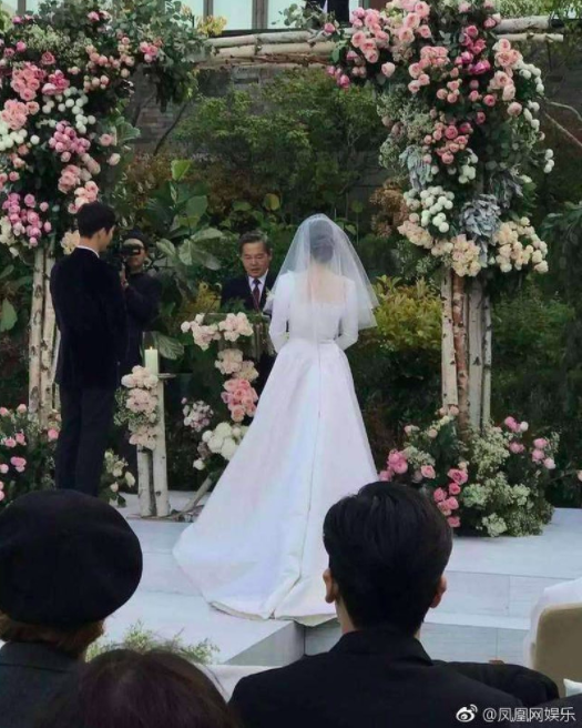 Hóa ra váy cưới của Song Hye Kyo đã được tiết lộ từ trước mà chúng ta chẳng hề hay biết - Ảnh 5.