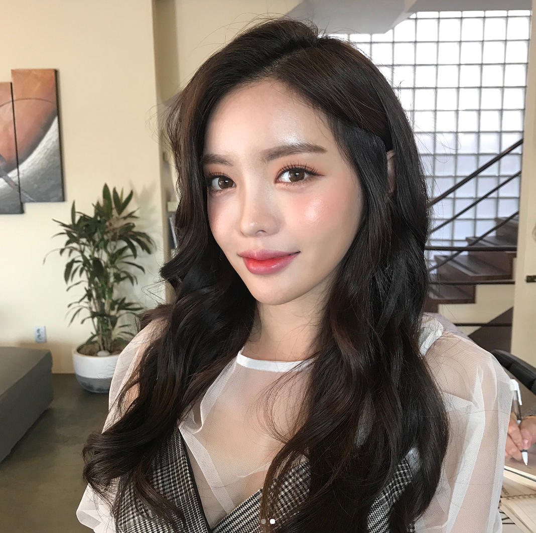 mẹo kiểu tóc và phong cách trang điểm không mất nhiều thời gian cho dịp đi chơi đón năm mới - Ảnh 7. mẹo kiểu tóc và phong cách trang điểm không mất nhiều thời gian cho dịp đi chơi đón năm mới - Ảnh 7.