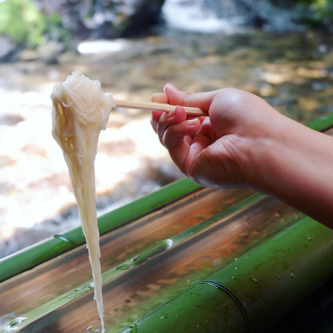 Món mì lạ của người Nhật: muốn thưởng thức phải tinh mắt, khéo tay để... gắp mì trôi theo dòng nước - Ảnh 6. Món mì lạ của người Nhật: muốn thưởng thức phải tinh mắt, khéo tay để... gắp mì trôi theo dòng nước - Ảnh 6.