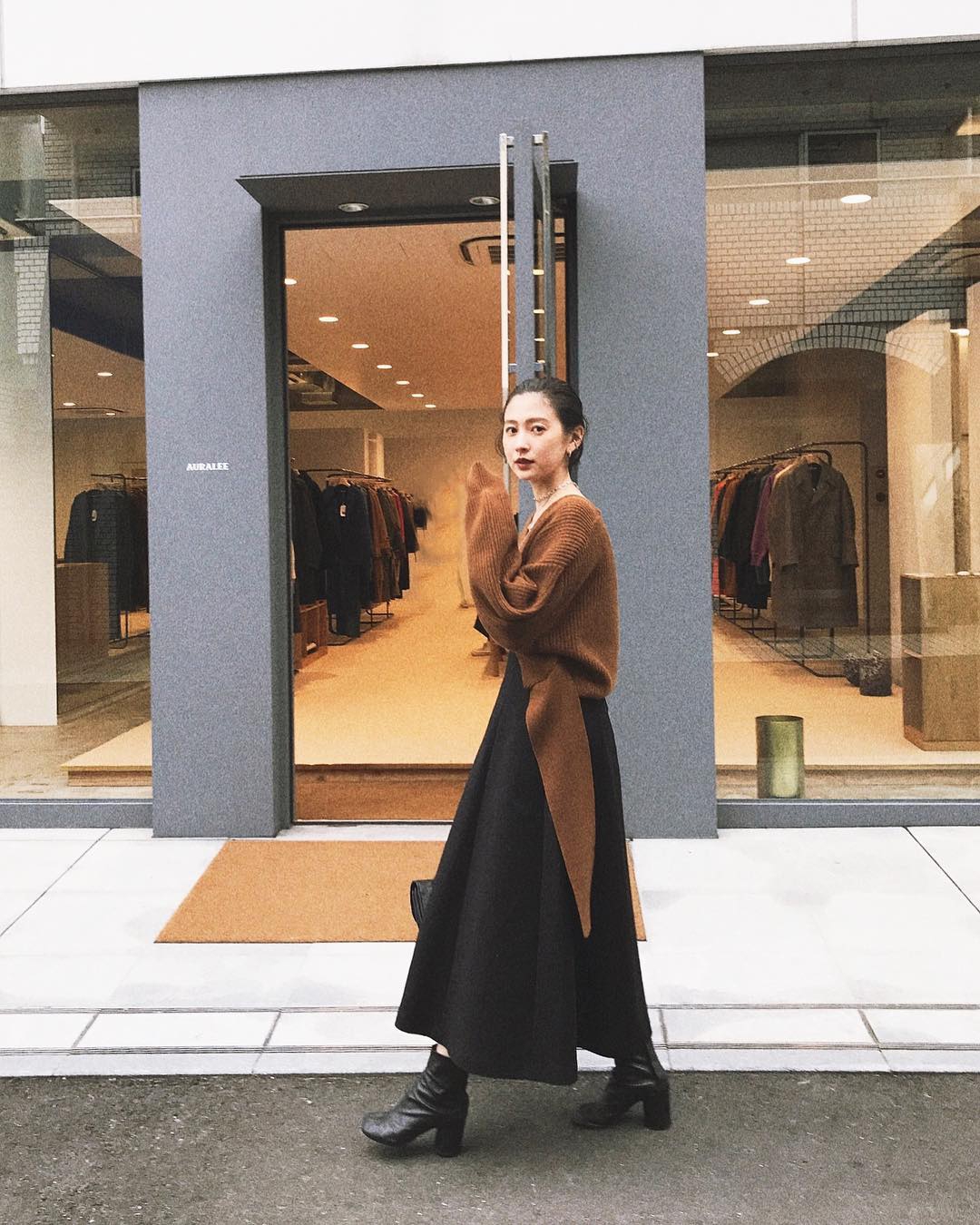 Cuối tháng 10, street style của phái đẹp châu Á ngày càng kín đáo và thu hút hơn - Ảnh 8. Cuối tháng 10, street style của phái đẹp châu Á ngày càng kín đáo và thu hút hơn - Ảnh 8.