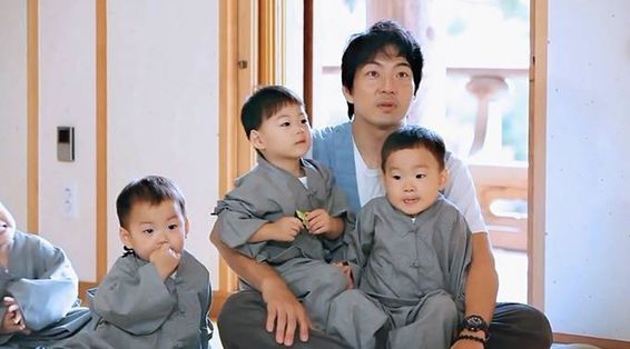 Ông bố quốc dân xứ Hàn và cách dạy 3 con sinh ba đến chuyên gia tâm lý cũng phải khen ngợi - Ảnh 7.