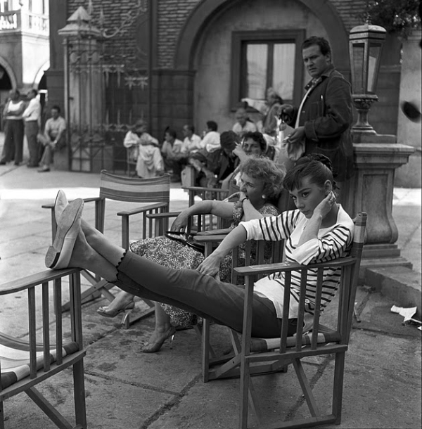 Đến Audrey Hepburn - biểu tượng thời trang bất hủ mọi thời đại, cũng trung thành với giày bệt xinh xắn - Ảnh 5. Đến Audrey Hepburn - biểu tượng thời trang bất hủ mọi thời đại, cũng trung thành với giày bệt xinh xắn - Ảnh 5.