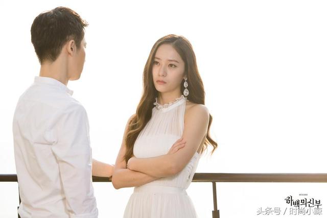 Nàng nào cắt tóc cũng xinh lên, do Krystal đen thôi, chứ đỏ thì quên đi - Ảnh 12. Nàng nào cắt tóc cũng xinh lên, do Krystal đen thôi, chứ đỏ thì quên đi - Ảnh 12.