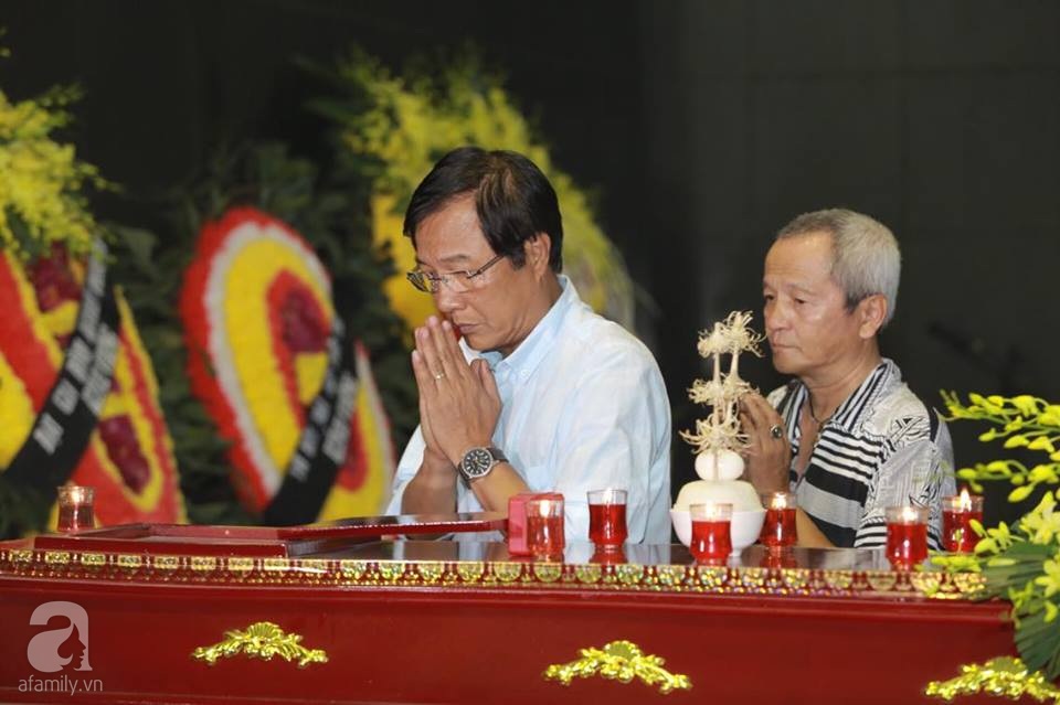 Lan Hương Sống chung với mẹ chồng nghẹn ngào tại đám tang của nghệ sĩ Duy Thanh - Ảnh 17. Lan Hương Sống chung với mẹ chồng nghẹn ngào tại đám tang của nghệ sĩ Duy Thanh - Ảnh 17.