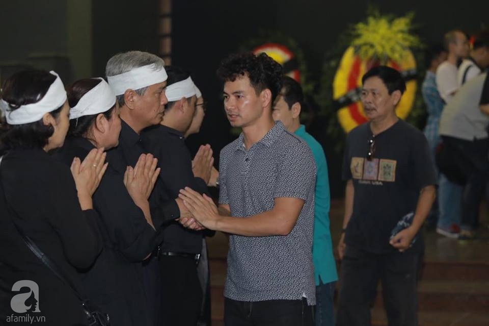 Lan Hương Sống chung với mẹ chồng nghẹn ngào tại đám tang của nghệ sĩ Duy Thanh - Ảnh 3. Lan Hương Sống chung với mẹ chồng nghẹn ngào tại đám tang của nghệ sĩ Duy Thanh - Ảnh 3.