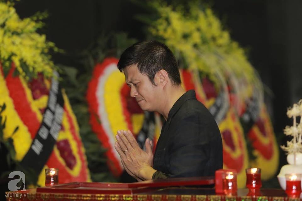 Lan Hương Sống chung với mẹ chồng nghẹn ngào tại đám tang của nghệ sĩ Duy Thanh - Ảnh 10. Lan Hương Sống chung với mẹ chồng nghẹn ngào tại đám tang của nghệ sĩ Duy Thanh - Ảnh 10.