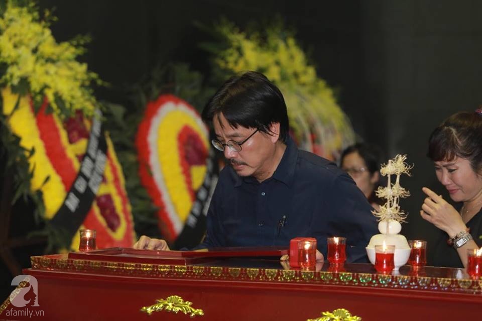 Lan Hương Sống chung với mẹ chồng nghẹn ngào tại đám tang của nghệ sĩ Duy Thanh - Ảnh 12. Lan Hương Sống chung với mẹ chồng nghẹn ngào tại đám tang của nghệ sĩ Duy Thanh - Ảnh 12.