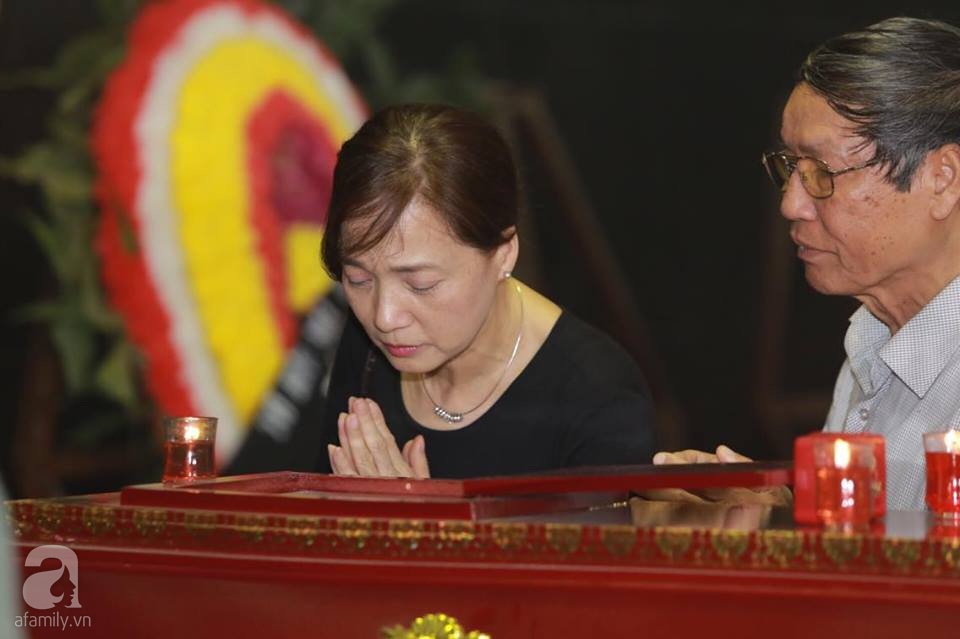 Lan Hương Sống chung với mẹ chồng nghẹn ngào tại đám tang của nghệ sĩ Duy Thanh - Ảnh 13. Lan Hương Sống chung với mẹ chồng nghẹn ngào tại đám tang của nghệ sĩ Duy Thanh - Ảnh 13.