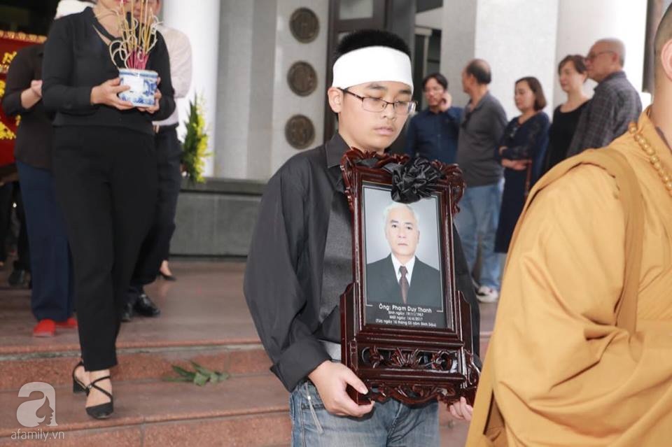 Lan Hương Sống chung với mẹ chồng nghẹn ngào tại đám tang của nghệ sĩ Duy Thanh - Ảnh 21. Lan Hương Sống chung với mẹ chồng nghẹn ngào tại đám tang của nghệ sĩ Duy Thanh - Ảnh 21.