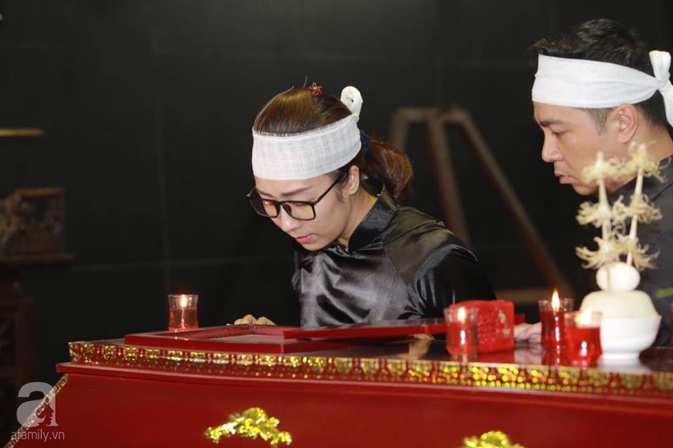 Lan Hương Sống chung với mẹ chồng nghẹn ngào tại đám tang của nghệ sĩ Duy Thanh - Ảnh 19. Lan Hương Sống chung với mẹ chồng nghẹn ngào tại đám tang của nghệ sĩ Duy Thanh - Ảnh 19.