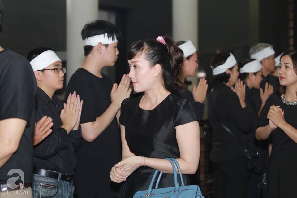 Lan Hương Sống chung với mẹ chồng nghẹn ngào tại đám tang của nghệ sĩ Duy Thanh - Ảnh 7. Lan Hương Sống chung với mẹ chồng nghẹn ngào tại đám tang của nghệ sĩ Duy Thanh - Ảnh 7.