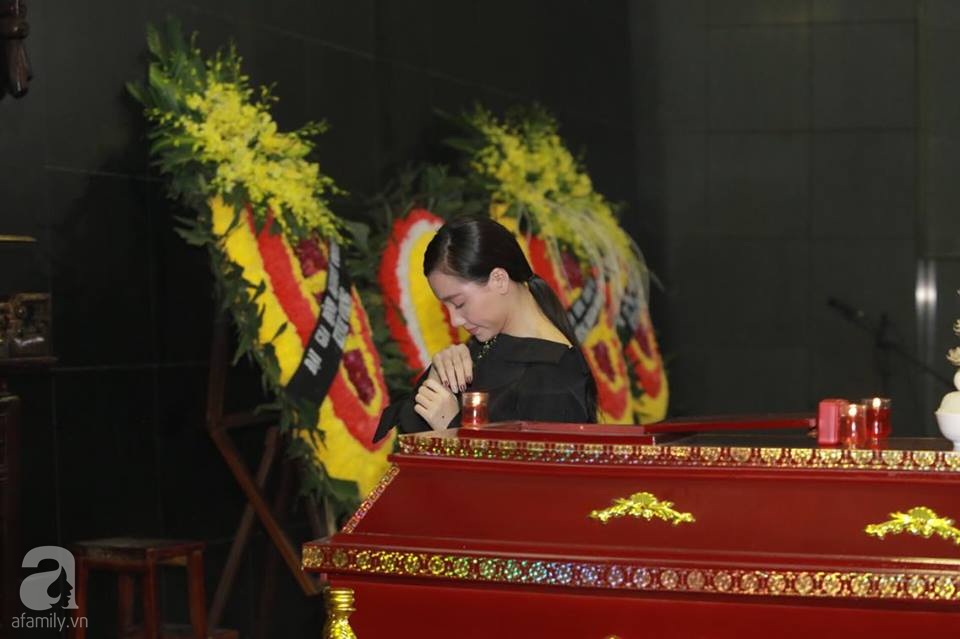 Lan Hương Sống chung với mẹ chồng nghẹn ngào tại đám tang của nghệ sĩ Duy Thanh - Ảnh 8. Lan Hương Sống chung với mẹ chồng nghẹn ngào tại đám tang của nghệ sĩ Duy Thanh - Ảnh 8.