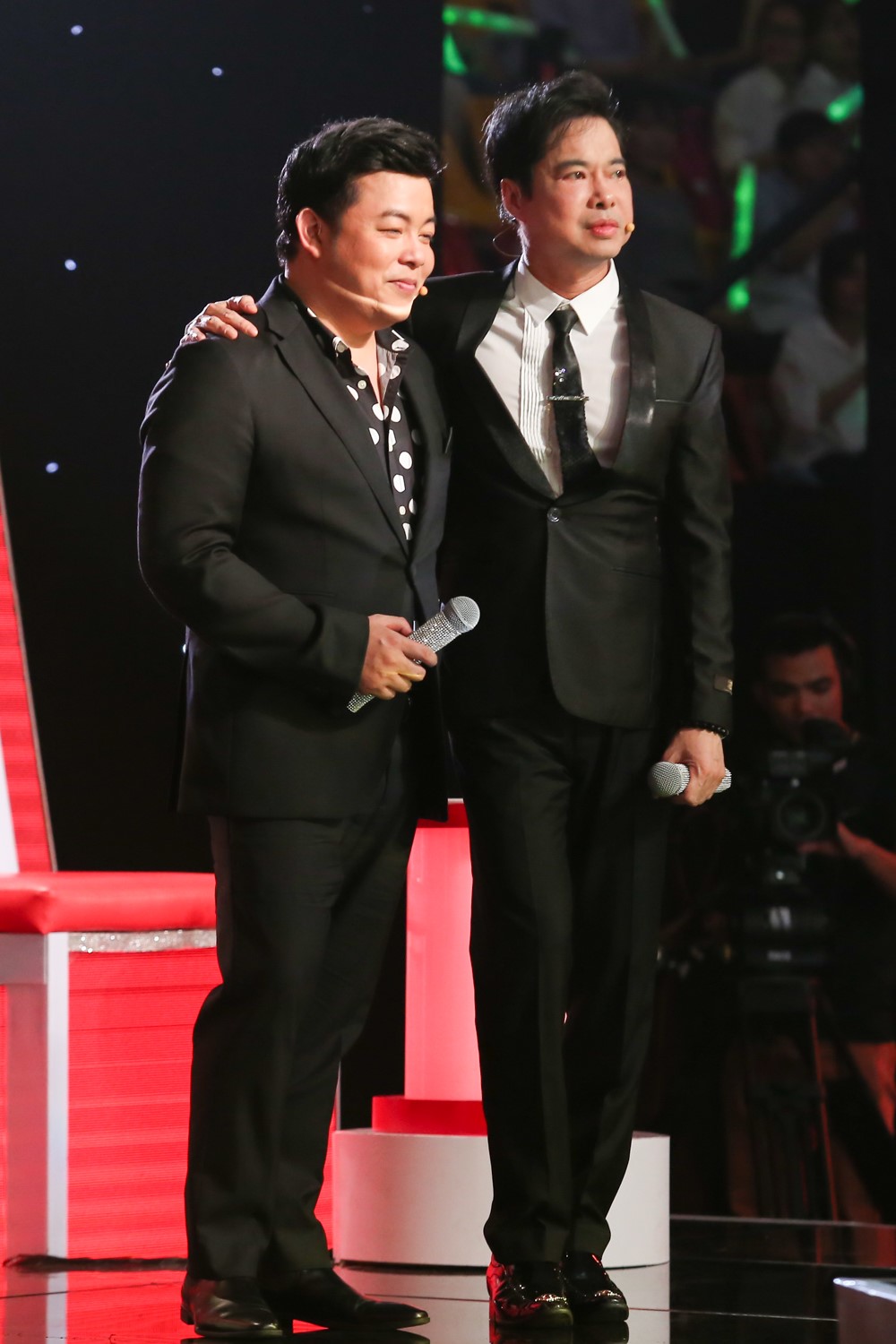 Bật cười với cảnh Lệ Quyên - Quang Lê dàn hàng ngang chực chờ thí sinh Bolero - Ảnh 4. Bật cười với cảnh Lệ Quyên - Quang Lê dàn hàng ngang chực chờ thí sinh Bolero - Ảnh 4.